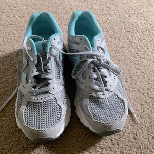 Women’s new balance sneakers